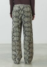 Carica l'immagine nel visualizzatore di Gallery, PANTALONE PELLE
